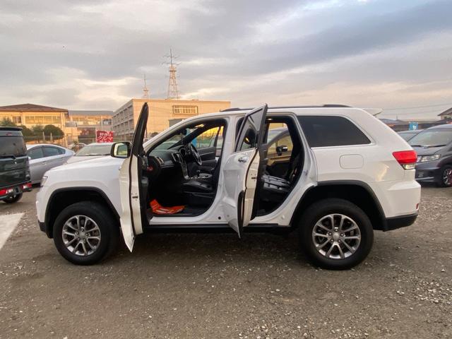 ジープ・グランドチェロキー リミテッド　ナビ　ＣＤ　４ＷＤ　盗難防止システム　ＡＢＳ　運転席エアバッグ　助手席エアバッグ　サイドエアバッグ　パワーシート　エアコン　パワーステアリング　パワーウィンドウ　ＨＩＤ　オートクルーズコントロール（49枚目）