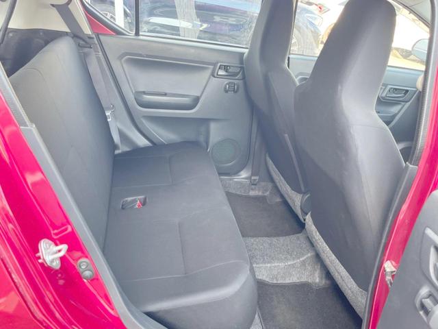 後部座席も気になるようなキズ・汚れやへたり等、大きなダメージはなく、良好な状態です。