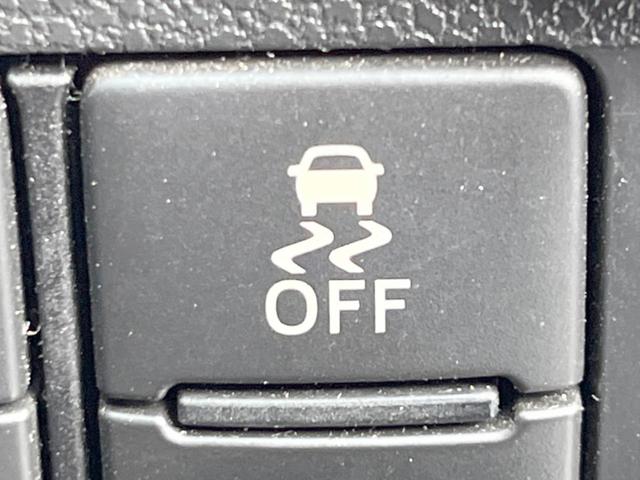 【横滑り防止装置】車両の横滑りを感知すると、自動的に車両の進行方向を保つように車両を制御します。雨の日など滑りやすい路面状況でも安全な運転が可能です。