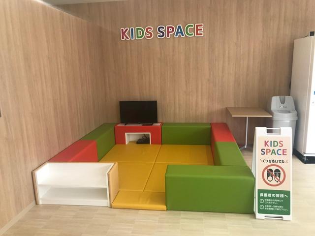 大きなキッズスペースも完備！小さなお子様連れでも、ゆっくりとお車探しをお楽しみいただけます。