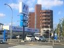 ズラッと並んだ展示車と大きな「N」の看板が目印です!