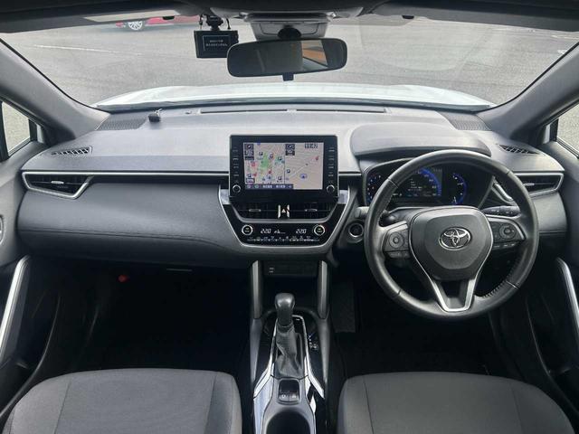 カローラクロス Ｓ　ＢＳＭ／純正９インチナビ／パノラミックビューモニター／フルセグ／ＡＣＣ／Ｔ－Ｃｏｎｎｅｃｔ／クリアランスソナー／衝突被害軽減／レーンキープ／横滑り防止／純正１７ＡＷ／ＥＴＣ２．０／前後ドラレコ／ＥＴＣ（4枚目）