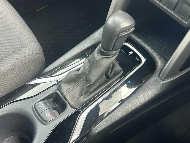 カローラクロス Ｓ　ＢＳＭ／純正９インチナビ／パノラミックビューモニター／フルセグ／ＡＣＣ／Ｔ－Ｃｏｎｎｅｃｔ／クリアランスソナー／衝突被害軽減／レーンキープ／横滑り防止／純正１７ＡＷ／ＥＴＣ２．０／前後ドラレコ／ＥＴＣ（10枚目）