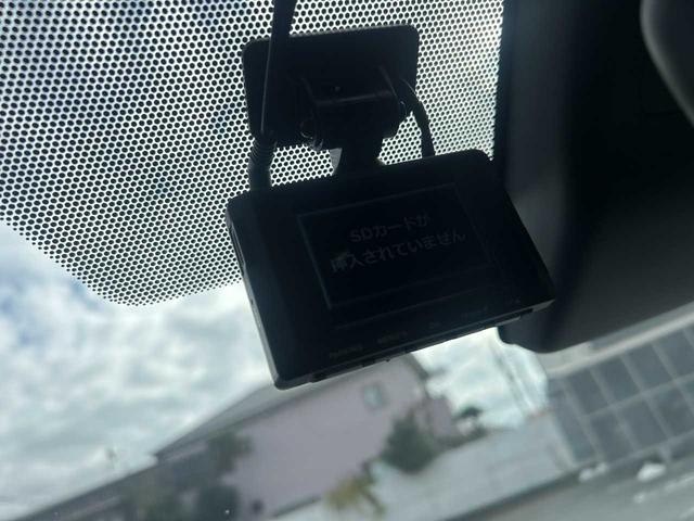 カローラクロス Ｓ　ＢＳＭ／純正９インチナビ／パノラミックビューモニター／フルセグ／ＡＣＣ／Ｔ－Ｃｏｎｎｅｃｔ／クリアランスソナー／衝突被害軽減／レーンキープ／横滑り防止／純正１７ＡＷ／ＥＴＣ２．０／前後ドラレコ／ＥＴＣ（18枚目）