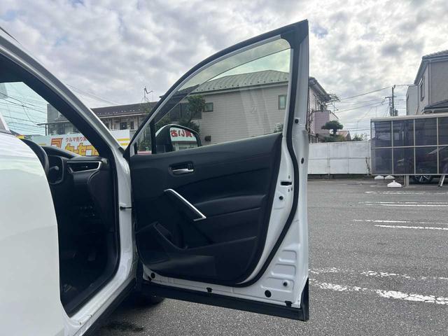 カローラクロス Ｓ　ＢＳＭ／純正９インチナビ／パノラミックビューモニター／フルセグ／ＡＣＣ／Ｔ－Ｃｏｎｎｅｃｔ／クリアランスソナー／衝突被害軽減／レーンキープ／横滑り防止／純正１７ＡＷ／ＥＴＣ２．０／前後ドラレコ／ＥＴＣ（20枚目）