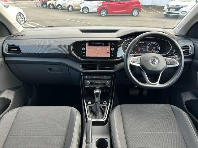 Ｔ－クロス ＴＳＩ　１ｓｔプラス　純正ナビ／ＡｐｐｌｅＣａｒＰｌａｙ／クリアランスソナー／バックカメラ／クルコン／衝突軽減／レーンキープ／横滑防止／置くだけ充電／Ｐアシスト／ＢＳＭ／前後ドラレコ／フルセグ／ＥＴＣ２．０／スマートキー（3枚目）