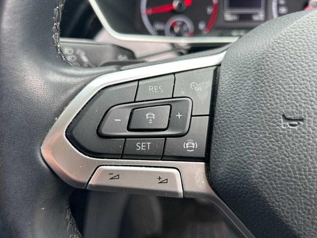 Ｔ－クロス ＴＳＩ　１ｓｔプラス　純正ナビ／ＡｐｐｌｅＣａｒＰｌａｙ／クリアランスソナー／バックカメラ／クルコン／衝突軽減／レーンキープ／横滑防止／置くだけ充電／Ｐアシスト／ＢＳＭ／前後ドラレコ／フルセグ／ＥＴＣ２．０／スマートキー（15枚目）