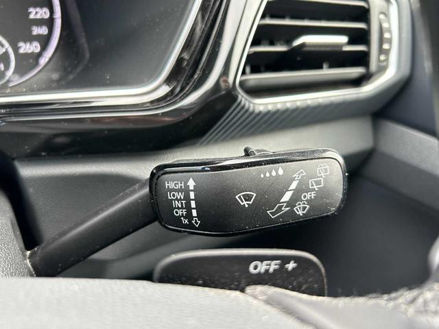 Ｔ－クロス ＴＳＩ　１ｓｔプラス　純正ナビ／ＡｐｐｌｅＣａｒＰｌａｙ／クリアランスソナー／バックカメラ／クルコン／衝突軽減／レーンキープ／横滑防止／置くだけ充電／Ｐアシスト／ＢＳＭ／前後ドラレコ／フルセグ／ＥＴＣ２．０／スマートキー（18枚目）