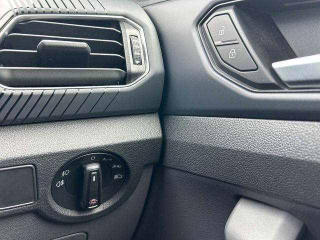 Ｔ－クロス ＴＳＩ　１ｓｔプラス　純正ナビ／ＡｐｐｌｅＣａｒＰｌａｙ／クリアランスソナー／バックカメラ／クルコン／衝突軽減／レーンキープ／横滑防止／置くだけ充電／Ｐアシスト／ＢＳＭ／前後ドラレコ／フルセグ／ＥＴＣ２．０／スマートキー（19枚目）