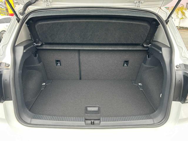 Ｔ－クロス ＴＳＩ　１ｓｔプラス　純正ナビ／ＡｐｐｌｅＣａｒＰｌａｙ／クリアランスソナー／バックカメラ／クルコン／衝突軽減／レーンキープ／横滑防止／置くだけ充電／Ｐアシスト／ＢＳＭ／前後ドラレコ／フルセグ／ＥＴＣ２．０／スマートキー（26枚目）