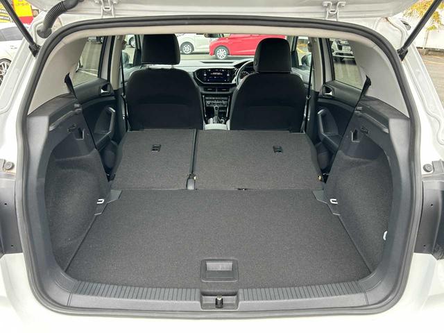 Ｔ－クロス ＴＳＩ　１ｓｔプラス　純正ナビ／ＡｐｐｌｅＣａｒＰｌａｙ／クリアランスソナー／バックカメラ／クルコン／衝突軽減／レーンキープ／横滑防止／置くだけ充電／Ｐアシスト／ＢＳＭ／前後ドラレコ／フルセグ／ＥＴＣ２．０／スマートキー（27枚目）