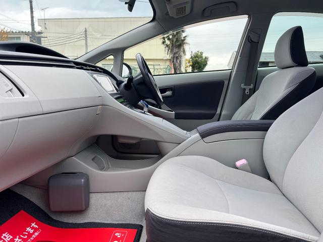 プリウス S LEDエディション 特別仕様車 S LEDエディション 3連LEDヘッドランプ パール スマートキーx2本 プッシュスタート バックモニター EGRバルブ清掃済み ビルトインETC ナビ テレビ 取説 AA評価4点(13枚目)