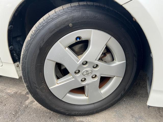 プリウス S LEDエディション 特別仕様車 S LEDエディション 3連LEDヘッドランプ パール スマートキーx2本 プッシュスタート バックモニター EGRバルブ清掃済み ビルトインETC ナビ テレビ 取説 AA評価4点(23枚目)