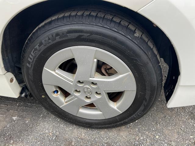 プリウス S LEDエディション 特別仕様車 S LEDエディション 3連LEDヘッドランプ パール スマートキーx2本 プッシュスタート バックモニター EGRバルブ清掃済み ビルトインETC ナビ テレビ 取説 AA評価4点(28枚目)