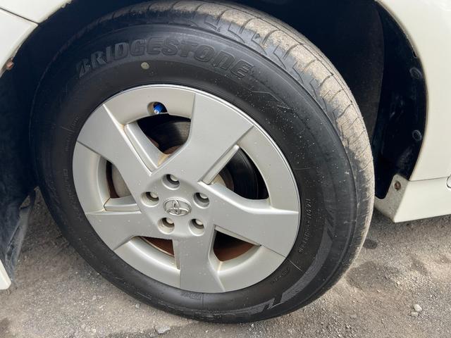 プリウス S LEDエディション 特別仕様車 S LEDエディション 3連LEDヘッドランプ パール スマートキーx2本 プッシュスタート バックモニター EGRバルブ清掃済み ビルトインETC ナビ テレビ 取説 AA評価4点(30枚目)