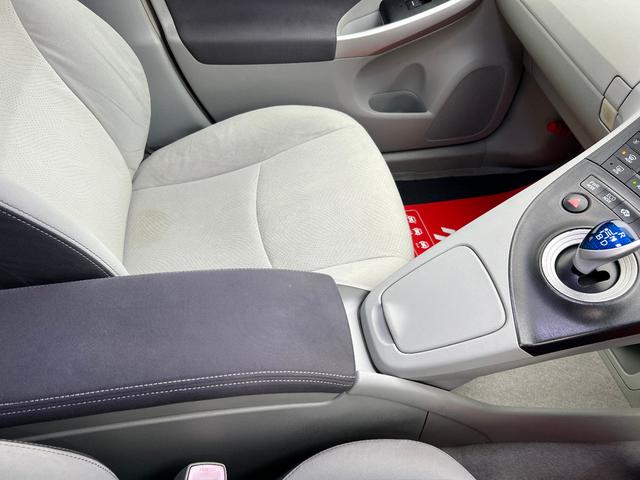 プリウス S LEDエディション 特別仕様車 S LEDエディション 3連LEDヘッドランプ パール スマートキーx2本 プッシュスタート バックモニター EGRバルブ清掃済み ビルトインETC ナビ テレビ 取説 AA評価4点(63枚目)