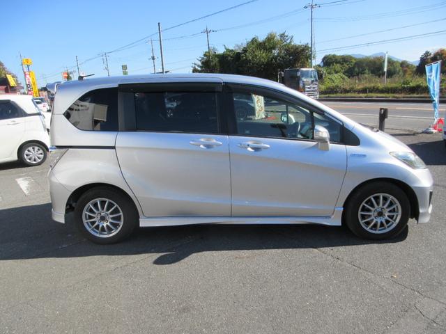 フリードハイブリッド ジャストセレクション　外アルミホイール　フリップダウンモニター　９インチナビ　スマートキー２個　バックカメラ　片側電動パワースライドドア　ＨＩＤヘッドライト　クルーズコントロール　アイドリングストップ　ＡＢＳ（10枚目）