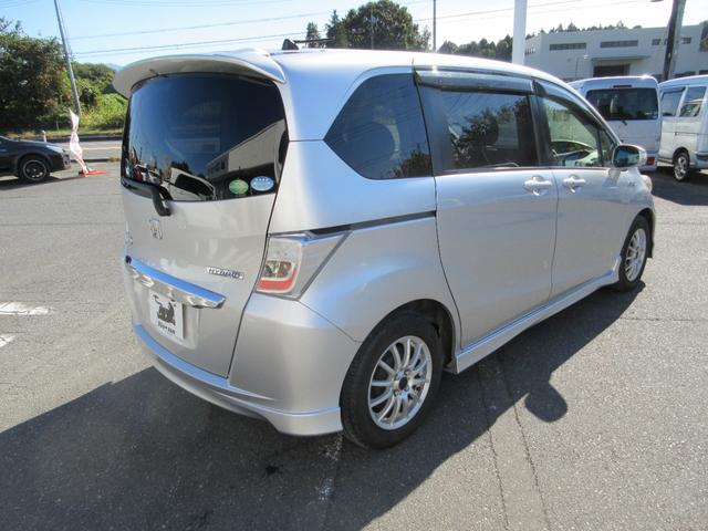 フリードハイブリッド ジャストセレクション　外アルミホイール　フリップダウンモニター　９インチナビ　スマートキー２個　バックカメラ　片側電動パワースライドドア　ＨＩＤヘッドライト　クルーズコントロール　アイドリングストップ　ＡＢＳ（11枚目）