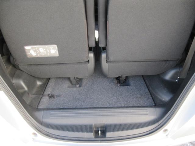 フリードハイブリッド ジャストセレクション　外アルミホイール　フリップダウンモニター　９インチナビ　スマートキー２個　バックカメラ　片側電動パワースライドドア　ＨＩＤヘッドライト　クルーズコントロール　アイドリングストップ　ＡＢＳ（31枚目）