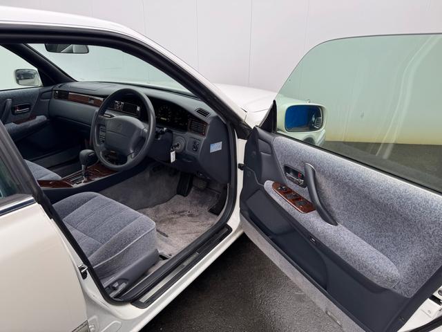 クラウン ロイヤルツーリング　ハイペリオン１８インチアルミ　ローダウン　パワーシート　キーレス（28枚目）