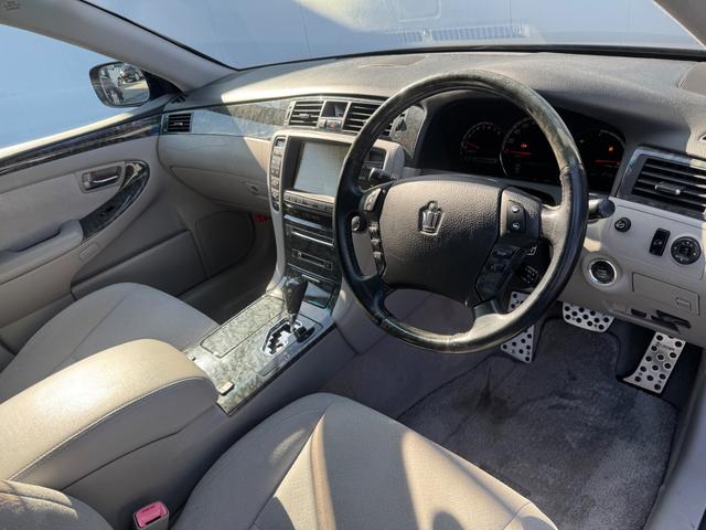 クラウン ロイヤルサルーン　社外２０インチＡＷ　ローダウン　パワーシート　純正マルチ　Ｂカメラ　ＥＴＣ（25枚目）