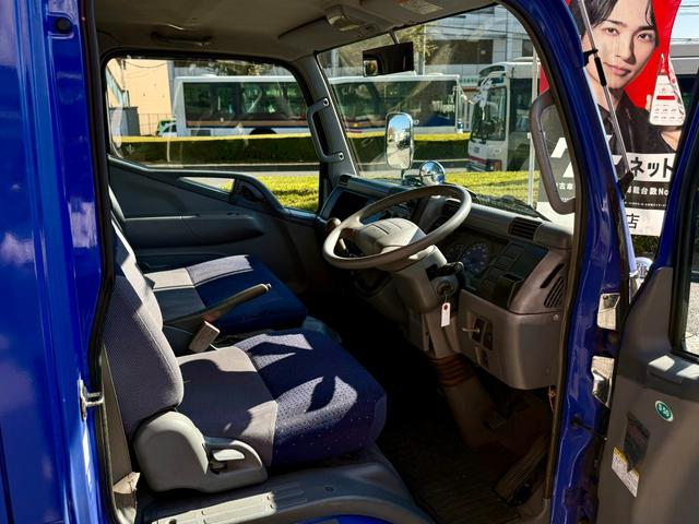 キャンター 　ダブルキャブ　６ｍロング　積載量２トン　５ＭＴ　６人乗　ディーゼル　ＦＥ７２ＤＥ　原動機４Ｍ５０　長さ６０４幅１８９高さ２０８　カスタム　左電動格納ミラー　ＥＴＣ（24枚目）