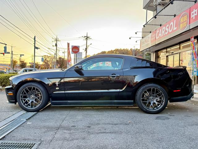 マスタング Ｖ６　プレミアム　法定整備付　６速ＭＴ　２０１２年モデル　新並　ＲＴＲ１９インチＡＷ　ラウシュエアロ＆マフラー（2枚目）
