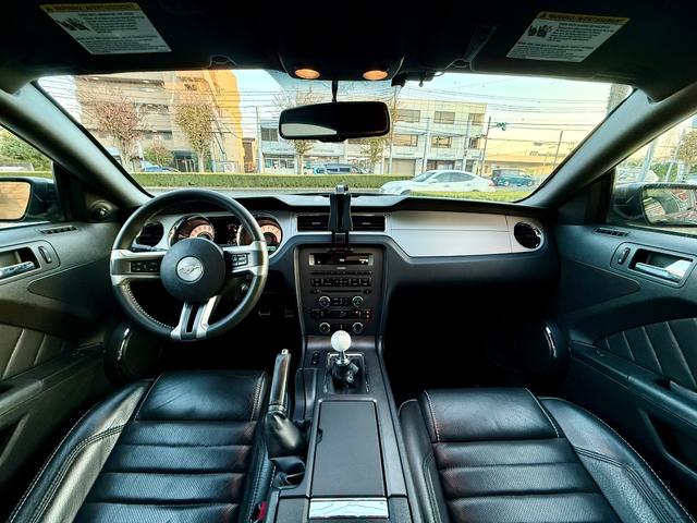マスタング Ｖ６　プレミアム　法定整備付　６速ＭＴ　２０１２年モデル　新並　ＲＴＲ１９インチＡＷ　ラウシュエアロ＆マフラー（4枚目）