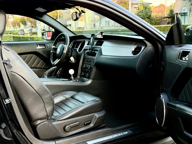 マスタング Ｖ６　プレミアム　法定整備付　６速ＭＴ　２０１２年モデル　新並　ＲＴＲ１９インチＡＷ　ラウシュエアロ＆マフラー（29枚目）