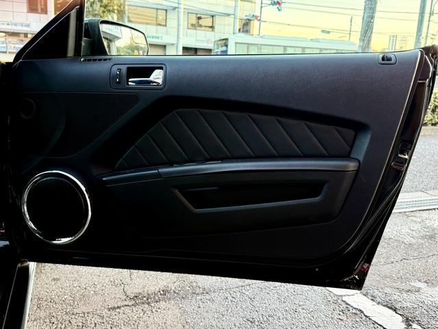 マスタング Ｖ６　プレミアム　法定整備付　６速ＭＴ　２０１２年モデル　新並　ＲＴＲ１９インチＡＷ　ラウシュエアロ＆マフラー（30枚目）