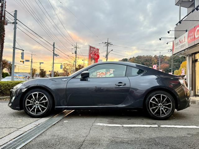 ８６ ＧＴ　法定整備付　ナビ　Ｂカメラ　パドルシフト　ＥＴＣ　スマートキー　プッシュスタート　ダークグレーメタリック（13枚目）