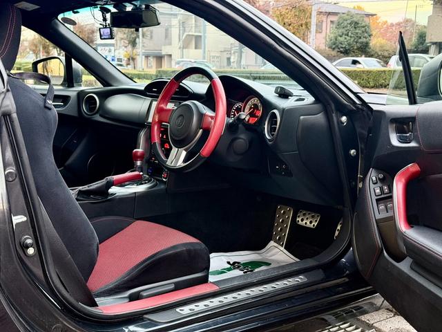 ８６ ＧＴ　法定整備付　ナビ　Ｂカメラ　パドルシフト　ＥＴＣ　スマートキー　プッシュスタート　ダークグレーメタリック（24枚目）