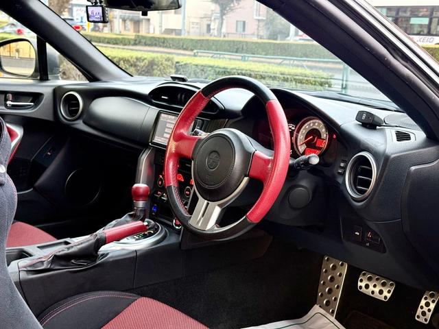 ８６ ＧＴ　法定整備付　ナビ　Ｂカメラ　パドルシフト　ＥＴＣ　スマートキー　プッシュスタート　ダークグレーメタリック（26枚目）