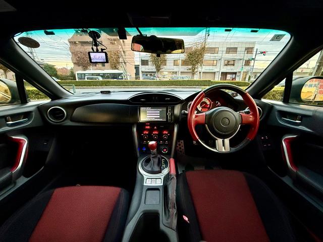 ８６ ＧＴ　法定整備付　ナビ　Ｂカメラ　パドルシフト　ＥＴＣ　スマートキー　プッシュスタート　ダークグレーメタリック（28枚目）