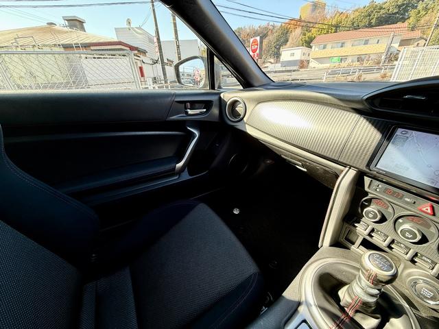 86 GT 車検整備付 HKSマフラー RAYSアルミ 6MT ナビ Bluetooth Bカメラ HIDライト フォグ スマートキー プッシュスタート オートライト(32枚目)