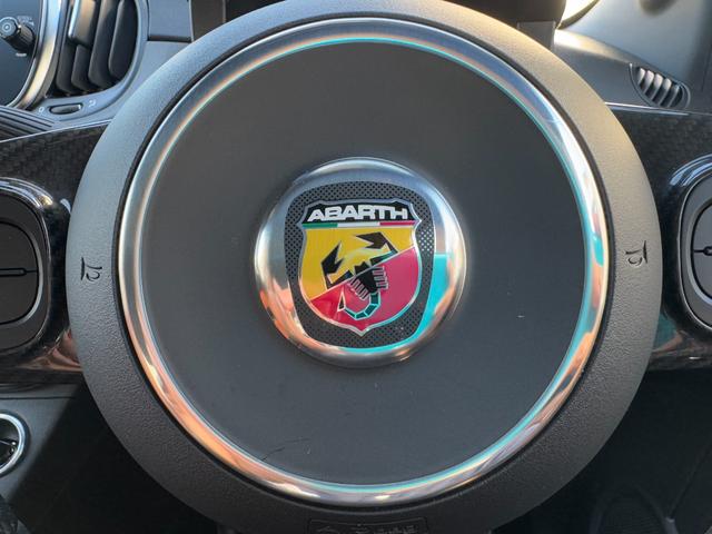 アバルト５９５ コンペティツィオーネ　ワンオーナー　５ＭＴ　右ハンドル　純正１７インチＡＷ　レコードモンツァマフラー　ブレンボ　サベルトセミバケ　純正ドラレコ　純正オーディオ　Ｂｌｕｅｔｏｏｔｈ　オートエアコン　キーレス　バックソナー（36枚目）