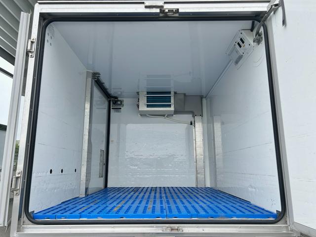 ハイゼットトラック 冷蔵冷凍車　－７℃設定　デンソー冷凍機　片側スライドドア　リヤワンタッチ扉　キーレス　パワーウィンドウ　社外ナビ・ＴＶ・バックカメラ・ＥＴＣ　助手席エアバッグ　ＡＢＳ　９０度ストッパー　樹脂製スノコ　庫内ライト　荷箱カギ（6枚目）