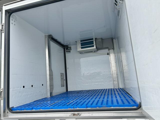 ハイゼットトラック 冷蔵冷凍車　－７℃設定　デンソー冷凍機　片側スライドドア　リヤワンタッチ扉　キーレス　パワーウィンドウ　社外ナビ・ＴＶ・バックカメラ・ＥＴＣ　助手席エアバッグ　ＡＢＳ　９０度ストッパー　樹脂製スノコ　庫内ライト　荷箱カギ（17枚目）