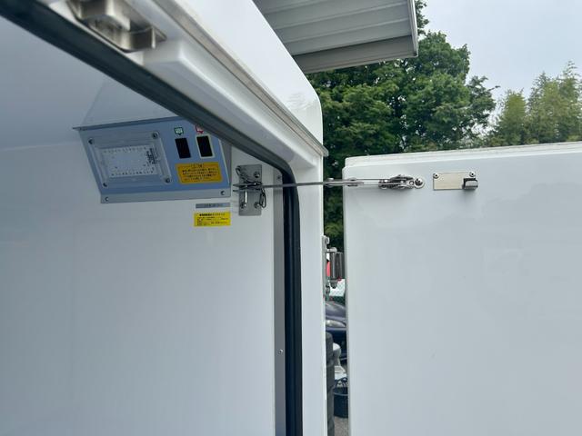 ハイゼットトラック ＦＲＰ中温冷蔵冷凍車　－７℃設定　デンソー冷凍機　片側スライドドア　スマートアシスト　レーンキープアシスト　障害物センサー　デジタルインナーミラー　バックカメラ　社外ＴＶ　助手席エアバッグ　ＡＢＳ　ドラレコ　９０度ストッパー　樹脂製スノコ（21枚目）