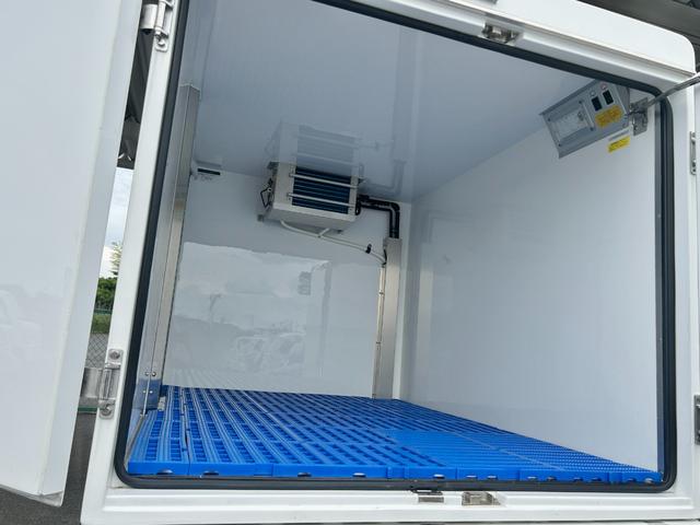 ハイゼットトラック ＦＲＰ中温冷蔵冷凍車　－７℃設定　デンソー冷凍機　片側スライドドア　スマートアシスト　ＬＥＤヘッドライト　電動格納ミラー　プッシュスタート　デジタルインナーミラー　スマートキー　ＰＷ　純正ナビ・ＴＶ・バックカメラ・ＥＴＣ　樹脂製スノコ（17枚目）