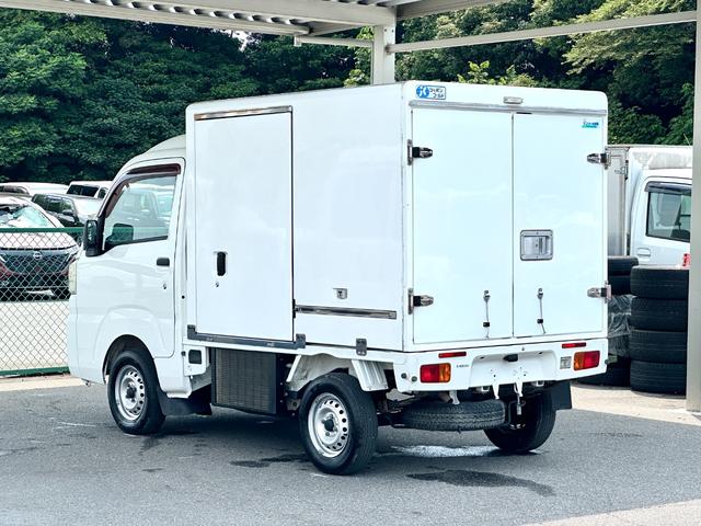 ハイゼットトラック ４ＷＤ　ＦＲＰ中温冷蔵冷凍車　－７℃設定　ダイハツ純正　デンソー冷凍機　片側スライドドア　助手席エアバッグ　ＡＢＳ　ＥＴＣ　９０度ストッパー　樹脂製スノコ　庫内ライト　荷箱カギ（15枚目）