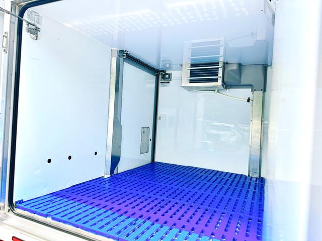 ハイゼットトラック ４ＷＤ　ＦＲＰ中温冷蔵冷凍車　－７℃設定　ダイハツ純正　デンソー冷凍機　片側スライドドア　キーレス　パワーウィンドウ　ＡＢＳ　助手席エアバッグ　ＥＴＣ　左右９０度ストッパー　樹脂製スノコ　庫内ライト　荷箱カギ（17枚目）