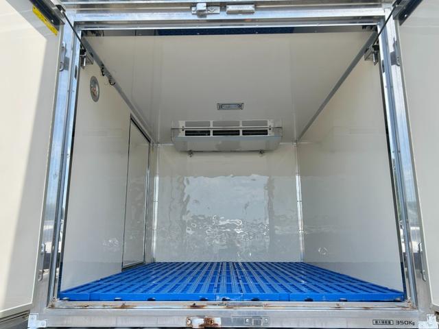 ＮＴ１００クリッパートラック 低温冷蔵冷凍車　－２５℃設定　日章冷凍２コンプレッサー仕様　薄箱５０ｍｍ仕様　薄型エバポレータ　片側スライドドア　リヤロックロット扉　助手席エアバッグ　ＡＢＳ　バックカメラ　ＥＴＣ　左右９０度ストッパー　樹脂製スノコ　庫内ライト（6枚目）