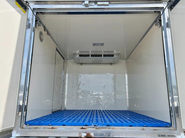 ＮＴ１００クリッパートラック 低温冷蔵冷凍車　－２５℃設定　日章冷凍２コンプレッサー仕様　薄箱５０ｍｍ仕様　薄型エバポレータ　片側スライドドア　リヤロックロット扉　助手席エアバッグ　ＡＢＳ　バックカメラ　ＥＴＣ　左右９０度ストッパー　樹脂製スノコ　庫内ライト（16枚目）
