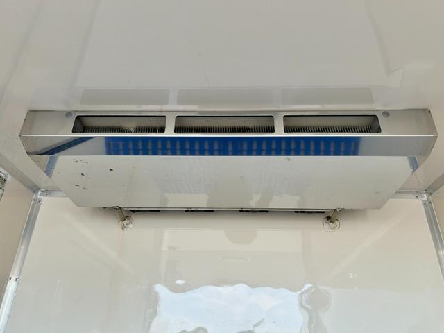 ＮＴ１００クリッパートラック 低温冷蔵冷凍車　－２５℃設定　日章冷凍２コンプレッサー仕様　薄箱５０ｍｍ仕様　薄型エバポレータ　片側スライドドア　リヤロックロット扉　助手席エアバッグ　ＡＢＳ　バックカメラ　ＥＴＣ　左右９０度ストッパー　樹脂製スノコ　庫内ライト（19枚目）