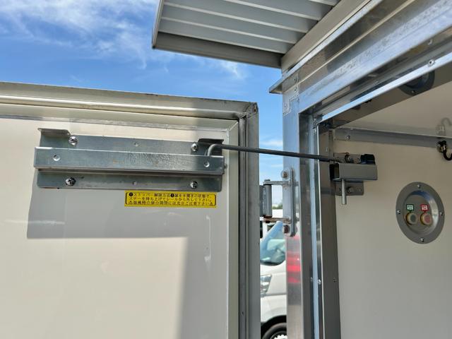 ＮＴ１００クリッパートラック 低温冷蔵冷凍車　－２５℃設定　日章冷凍２コンプレッサー仕様　薄箱５０ｍｍ仕様　薄型エバポレータ　片側スライドドア　リヤロックロット扉　助手席エアバッグ　ＡＢＳ　バックカメラ　ＥＴＣ　左右９０度ストッパー　樹脂製スノコ　庫内ライト（22枚目）
