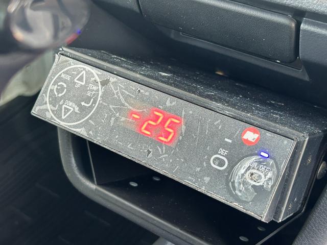 ＮＴ１００クリッパートラック 低温冷蔵冷凍車　－２５℃設定　日章冷凍２コンプレッサー仕様　薄箱５０ｍｍ仕様　薄型エバポレータ　片側スライドドア　リヤロックロット扉　助手席エアバッグ　ＡＢＳ　バックカメラ　ＥＴＣ　左右９０度ストッパー　樹脂製スノコ　庫内ライト（28枚目）