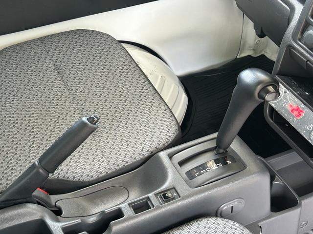 ＮＴ１００クリッパートラック 低温冷蔵冷凍車　－２５℃設定　日章冷凍２コンプレッサー仕様　薄箱５０ｍｍ仕様　薄型エバポレータ　片側スライドドア　リヤロックロット扉　助手席エアバッグ　ＡＢＳ　バックカメラ　ＥＴＣ　左右９０度ストッパー　樹脂製スノコ　庫内ライト（31枚目）