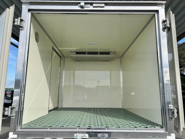 ＮＴ１００クリッパートラック 冷蔵冷凍車　中温－５℃設定　日章冷凍２コンプレッサー冷凍機　薄型エバポレータ　片側スライドドア　リヤロックロッド扉　助手席エアバッグ　ＡＢＳ　樹脂製スノコ　庫内ライト　荷箱カギ（6枚目）