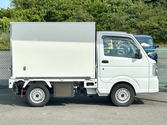 ＮＴ１００クリッパートラック 冷蔵冷凍車　中温－５℃設定　日章冷凍２コンプレッサー冷凍機　薄型エバポレータ　片側スライドドア　リヤロックロッド扉　助手席エアバッグ　ＡＢＳ　樹脂製スノコ　庫内ライト　荷箱カギ（12枚目）
